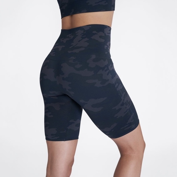SPANX Look at Me Now Bike Shorts M Black Camo NEW - Picture 1 of 9